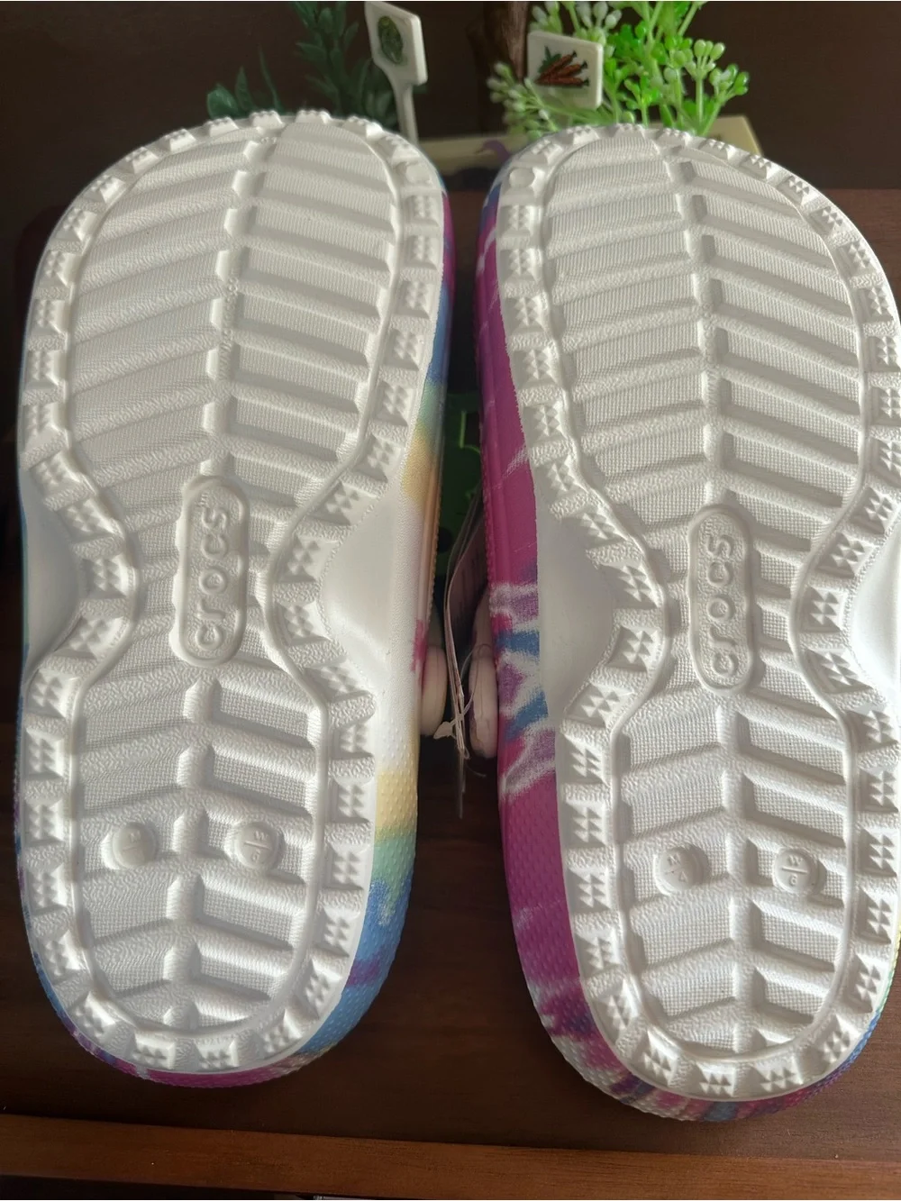 CROCS Kids Tie-Dye Fleece-Lined Clogs in Pink, Blue, Yellow size  m4/w6